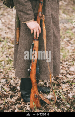 Re-Enactor verkleidet als russische sowjetische Infanterie-Soldat des zweiten Weltkrieges Gewehr Waffe In Händen hält. Stockfoto