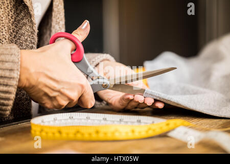 Frau Schneiden Stoff Stockfoto