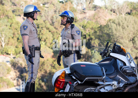 CHiPs ist ein kommenden amerikanischen Action Komödie Buddy Cop Film geschrieben und Regie: Dax Shepard, basierend auf der Fernsehserie der 1970er und 1980er Jahren mit dem gleichen Namen erstellt von Rick Rosner. Die Hauptrollen Shepard als Officer Jon Baker und Michael Pena als Frank "Ponch" Poncharello.  Dieses Foto ist nur zu redaktionellen Zwecken und unterliegen dem Copyright von der Filmgesellschaft und/oder der Fotograf von dem Film oder der Firma zugeordnet und kann nur durch Veröffentlichungen im Zusammenhang mit der Förderung der oben genannten Film reproduziert werden. Eine obligatorische Gutschrift auf die Filmgesellschaft ist erforderlich. Der Fotograf sollte auch b Stockfoto