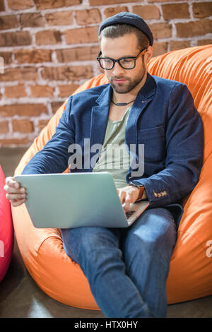 Mann arbeitet auf laptop Stockfoto