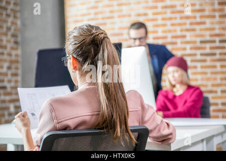 Frau Prüfung Blaupause Stockfoto