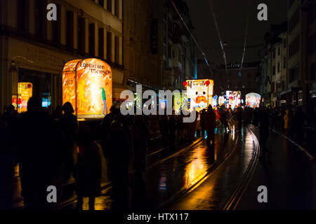 Basler Fasnacht. Blick auf mehreren großen Laternen mit Lichtreflexen auf der nassen Straße nach Regen am Montagmorgen. Bild aufgenommen am 6. März 2017. Stockfoto