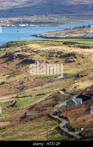 Landschaft von Feldern, Straßen und Hügel auf Valentia Island in County Kerry, Irland Stockfoto