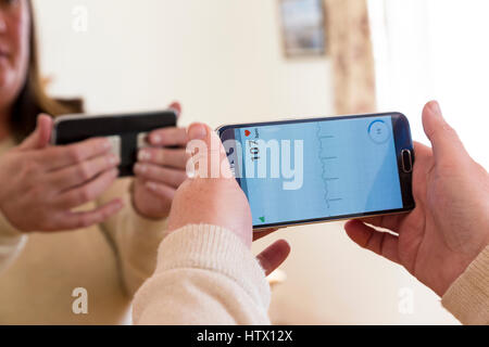 Kardia Herz Monitor app auf einem android-Handy von Samsung verwendet wird Stockfoto