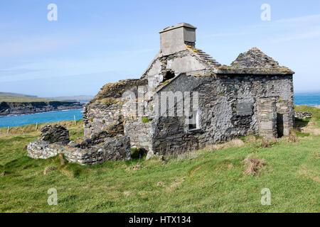 Alte verlassene ruiniert Irish Cottage auf dem Wilden Atlantik Weg, Valentia Island, County Kerry, Irland Stockfoto