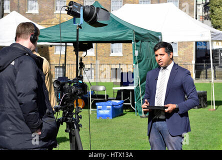 Faisal Islam, Sky News politischer Redakteur, arbeiten am College Green, Westminster. Stockfoto