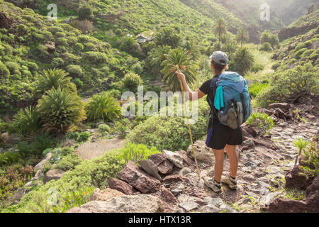 Gran Canaria: weibliche Wanderer auf Bergwanderweg mit spektakulärer Aussicht. Kanarische Inseln, Spanien Stockfoto