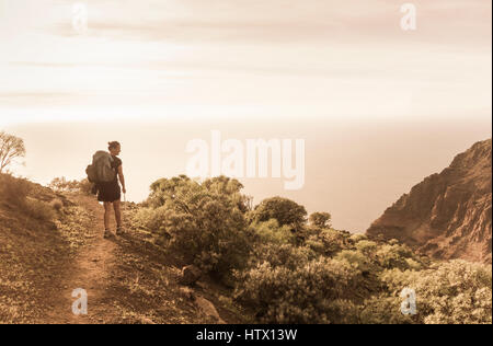 Gran Canaria: weibliche Wanderer auf dem Berg Wanderweg mit spektakulärer Aussicht. Kanarische Inseln, Spaing Stockfoto