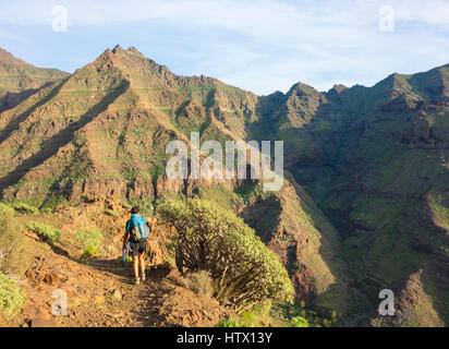 Gran Canaria: weibliche Wanderer auf Bergwanderweg mit spektakulärer Aussicht. Kanarische Inseln, Spanien Stockfoto