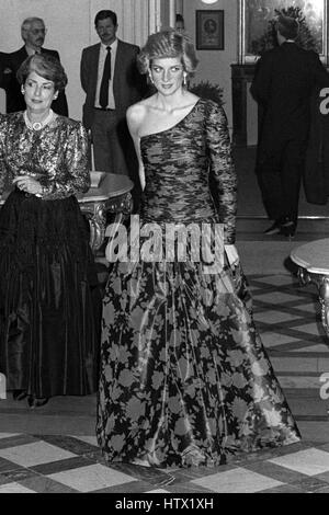 Die Princess of Wales kommt für ein Abendessen und Rezeption in der britischen Botschaft in Paris, eine off-One-Shoulder-Kleid tragen, während ihrer fünftägigen offiziellen Besuch in Frankreich mit Prinz Charles. Stockfoto