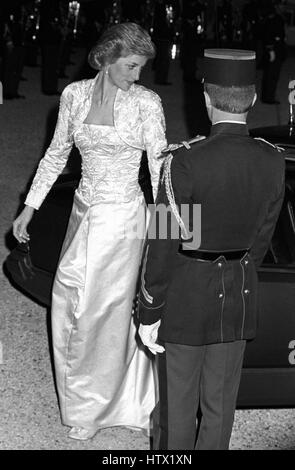 Die Princess of Wales kommt im Elysee Palace, Paris, für Präsident Mitterrand Bankett, tragen einen elfenbeinfarbenen Duchesse Satin Abendkleid mit gold und Silber Stickerei am Oberteil. Das Kleid ist von einem der ihren Lieblingsdesigner, Victor Edelstein. Stockfoto