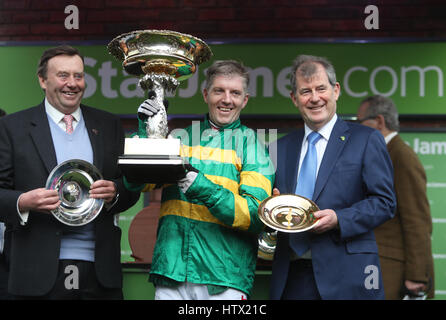 (links-rechts) Trainer Nicky Henderson, Jockey Noel Fehily mit der Stan James Champion Hurdle Wanderpokal und Eigentümer John McManus tagsüber Champion von 2017 Cheltenham Festival in Cheltenham Racecourse. Stockfoto