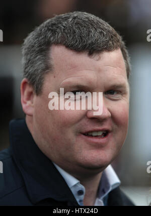 Pferdetrainer Gordon Elliott tagsüber Champion von 2017 Cheltenham Festival in Cheltenham Racecourse. Stockfoto