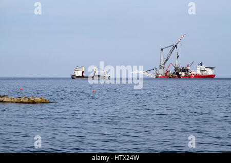 Die sieben Borealis (rechts), heben Sie eine Verlegung und schwere Schiff betrieben von Subsea 7, liegen vor der Küste von Limassol, Zypern. Stockfoto