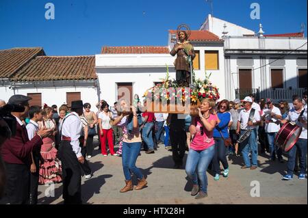 Gruppe von Menschen tanzen auf einer lokalen Feier in Villaviciosa, Cordoba, Spanien Stockfoto