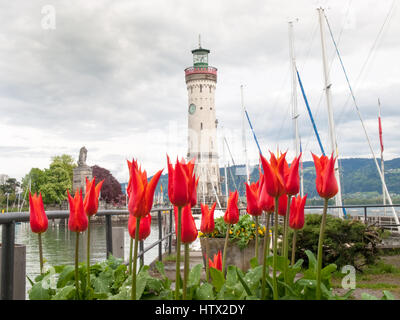 Lindau, Deutschland - 2. Mai 2015: Der Leuchtturm am Eingang der Marina. Stockfoto