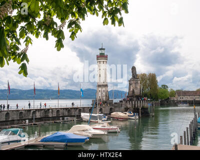 Lindau, Deutschland - 2. Mai 2015: Der Leuchtturm am Eingang der Marina. Stockfoto