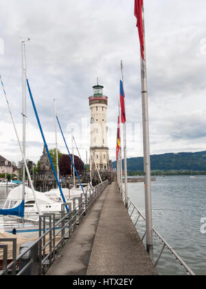 Lindau, Deutschland - 2. Mai 2015: Der Leuchtturm am Eingang der Marina. Stockfoto