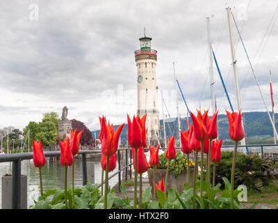 Lindau, Deutschland - 2. Mai 2015: Der Leuchtturm am Eingang der Marina. Stockfoto