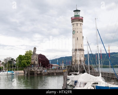 Lindau, Deutschland - 2. Mai 2015: Der Leuchtturm am Eingang der Marina. Stockfoto