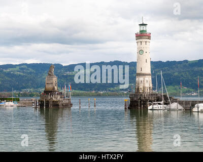 Lindau, Deutschland - 2. Mai 2015: Der Leuchtturm am Eingang der Marina. Stockfoto