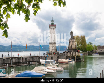 Lindau, Deutschland - 2. Mai 2015: Der Leuchtturm am Eingang der Marina. Stockfoto