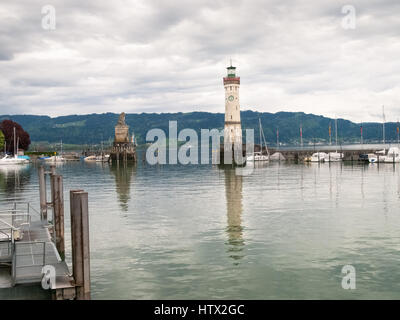 Lindau, Deutschland - 2. Mai 2015: Der Leuchtturm am Eingang der Marina. Stockfoto