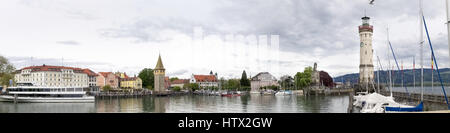 Lindau, Deutschland - 2. Mai 2015: Der Leuchtturm am Eingang der Marina. Stockfoto