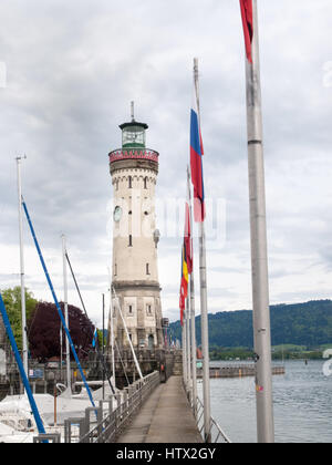 Lindau, Deutschland - 2. Mai 2015: Der Leuchtturm am Eingang der Marina. Stockfoto