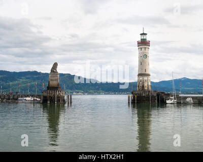 Lindau, Deutschland - 2. Mai 2015: Der Leuchtturm am Eingang der Marina. Stockfoto