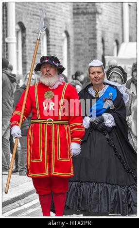 Queen Victoria von Yeoman der Wache Beefeater im Victorian Weihnachtsfest begleitet in Portsmouth, Hampshire, England Großbritannien im November Stockfoto