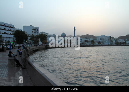 Abend senkt sich auf Muttrah Corniche in Muscat, Oman Stockfoto