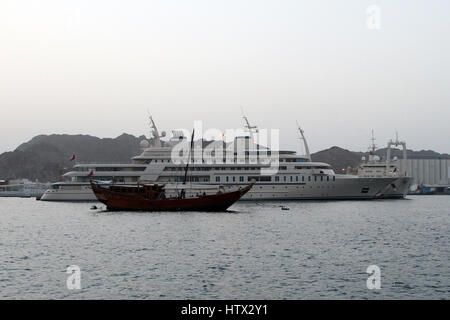 Die Al Said, ein Luxus yacht im Besitz von Sultan Qaboos von Oman, vertäut am Port Sultan Qaboos in Muttrah Hafen, Muscat, Oman Stockfoto