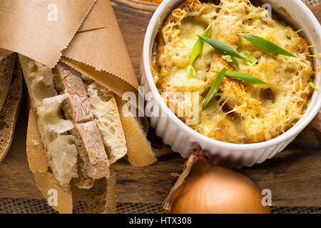 Französische Zwiebelsuppe mit getrocknetem Brot und Käse überbacken Stockfoto
