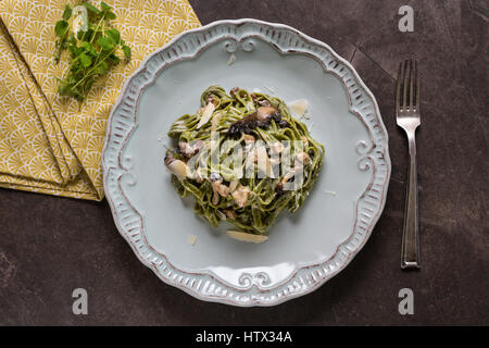 Grüne Spinat Pasta Tagliatelle mit braunen Shimeji Pilze, Speck und Parmesan-Käse Stockfoto