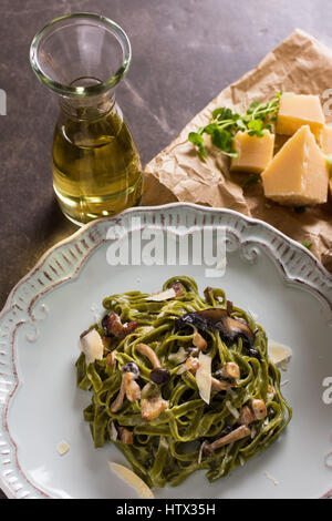 Grüne Spinat Pasta Tagliatelle mit braunen Shimeji Pilze, Speck und Parmesan-Käse Stockfoto