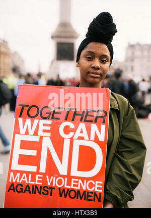 London, UK. 14. März 2017. Ein Demonstrant auf dem Trafalgar Square an der 10. jährlichen Millionen Frauen steigen März hält ein Schild, das liest "Gemeinsam beenden wir männlichen Gewalt gegen Frauen". Millionen Frauen steigen März ist ein Frauen und Kinder nur Ereignis, mit dem Ziel zu markieren und sich gegen Gewalt von Männern gegen Frauen und Kinder. Foto: Jacob Sacks-Jones/Alamy Live-Nachrichten. Stockfoto