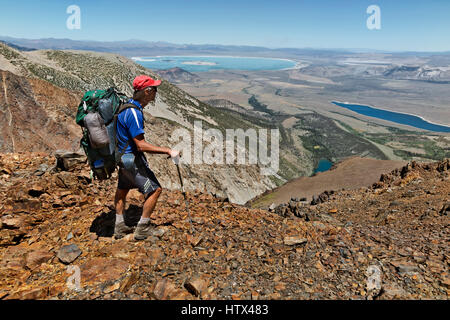 CA03045-00... Kalifornien - Wanderer auf dem Koip Peak Pass trail mit Blick auf Parker, Grant und Mono Seen. Stockfoto