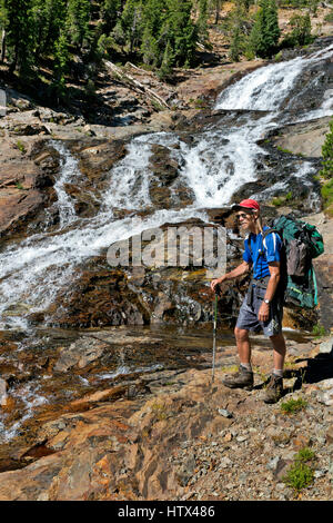 CA03047-00... Kalifornien - Backpacker Wandern entlang Minarett Creek unter Minarett-See in der Ansel Adams Wilderness Area. Stockfoto