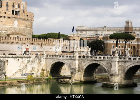 Castel Sant´Angelo (123-139 n. Chr.) und die Thermalanlagen Brücke in Rom, Italien. Stockfoto
