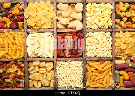 Hintergrundbild des traditionellen italienischen bunte hausgemachte pasta Stockfoto