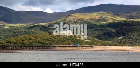 Barmouth Brücke bietet eine Überfahrt Mawddach Mündung für die Cambrian Küste Bahnstrecke, der Großteil des Cadair Idris füllt den Hintergrund Barmouth, Gwy Stockfoto