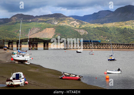 Barmouth Brücke bietet eine Überfahrt Mawddach Mündung für die Cambrian Küste Bahnstrecke, der Großteil des Cadair Idris füllt den Hintergrund Barmouth, Gwy Stockfoto