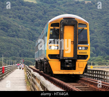 Ein Arriva Züge Klasse 158 Sprinter DMU überquert Barmouth Brücke auf der Cambrian Küstelinie, Barmouth, Wales, Europa Stockfoto