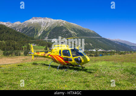 Hubschrauber, Passagier-Hubschrauber, Samaden oder Samedan, vor Berg Crasta Mora, Engadin Region Maloja, Kanton Graubünden Stockfoto