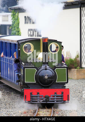 "Yeo' a 2-6-2 tank-Lokomotive anhand der Lynton und Barnstaple Klasse Motor verläßt Fairbourne Station, Fairbourne Railway, Fairbourne, Wales, Europa Stockfoto