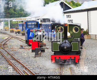 "Yeo' a 2-6-2 tank-Lokomotive anhand der Lynton und Barnstaple Klasse Motor verläßt Fairbourne Station, Fairbourne Railway, Fairbourne, Wales, Europa Stockfoto