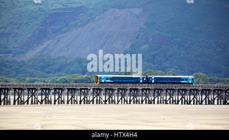 Barmouth Bridge bietet eine Überfahrt über den Mawddach Mündung für die Cambrian Küste Eisenbahnlinie Barmouth, Gwynedd, Wales, Europa Stockfoto