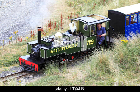 "Yeo' a 2-6-2 tank-Lokomotive anhand der Lynton und Barnstaple-Klasse-Motor auf Fairbourne Railway, Fairbourne, Wales, Europa Stockfoto