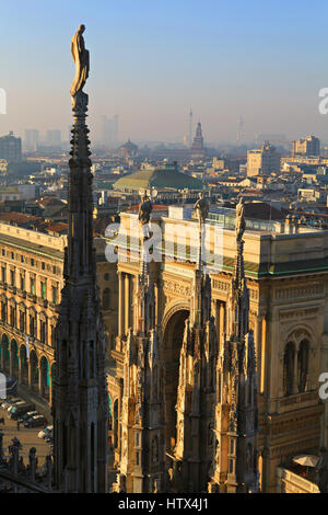 Blick über Mailand von oben auf die gotische Kathedrale Duomo di Milano (Mailand Kathedrale) Italien. Stockfoto